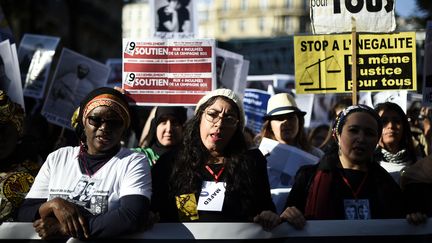 Sihame Assbague (au centre), lors de la Marche de la dignité, le 31 octobre 2015.&nbsp; (LIONEL BONAVENTURE / AFP)