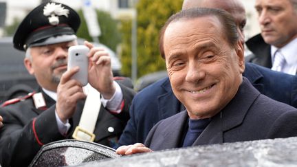 L'ex-chef du gouvernement italien Silvio Berlusconi, le 22 mars 2014 &agrave; l'a&eacute;roport de Rome Ciampino&nbsp;(Italie). (ANDREAS SOLARO / AFP)