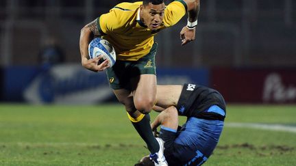 Toute la puissance d'Israel Folau face à un défenseur argentin lors du dernier Four Nations (ANDRES LARROVERE / AFP)