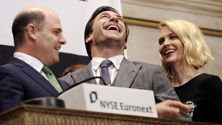 Matthew Weiner (gauche), Jon Hamm (centre) et January Jones (droite), cr&eacute;ateur et acteurs de la s&eacute;rie "Mad Men", le 21 mars 2012 &agrave; la Bourse de New York.&nbsp; (JUSTIN LANE / MAXPPP)