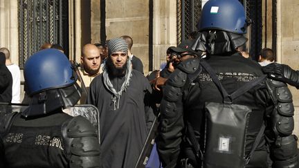 Des gendarmes sont d&eacute;ploy&eacute;s place de la Concorde &agrave; Paris samedi 15 septembre 2012 alors qu'une centaine de personnes tentent de manifester contre un fim anti-islam. (BENOIT TESSIER / REUTERS)