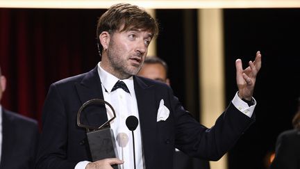 Spanish director Albert Serra receives the Golden Shell at the San Sebastian Film Festival for his documentary "Soledad Tartes"September 28, 2024 (ANDER GILLENEA / AFP)