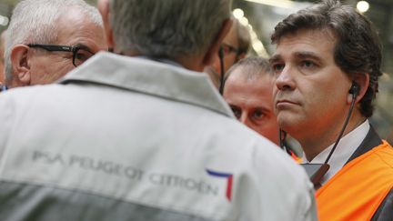 Le ministre du Redressement productif, Arnaud Montebourg, visite l'usine PSA de Douvrin (Pas-de-Calais), le 8 octobre 2012. (BAZIZ CHIBANE / SIPA)