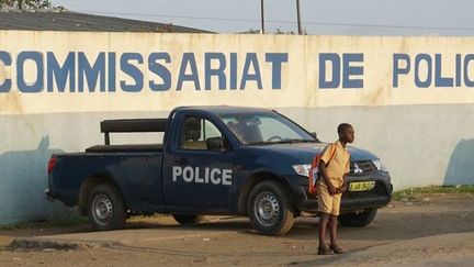 Devant un commissariat à Abidjan, en Côte d'Ivoire. (SSOUF SANOGO / AFP)