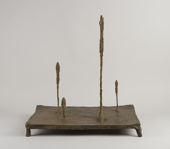 Alberto Giacometti, "Composition avec trois figures et une t&ecirc;te (La Place)", 1950, bronze. (SUCCESSION GIACOMETTI (FONDATION GIACOMETTI, PARIS ET ADAGP, PARIS) 2012 / JEAN-PIERRE LAGIEWSKI)