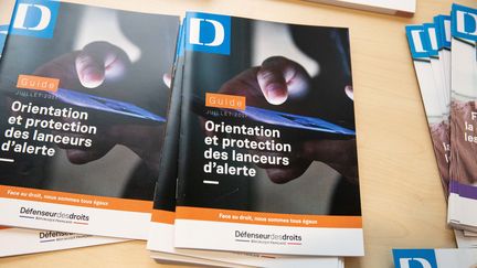 Un guide sur l'orientation et la protection des lanceurs d'alerte par la&nbsp;défenseure des droits, le 17 janvier 2020. (CHRISTOPHE MORIN / MAXPPP)