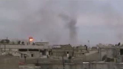 Capture d'&eacute;cran d'une vid&eacute;o post&eacute;e sur YouTube le 23 f&eacute;vrier 2012, montrant un bombardement &agrave; Homs (Syrie), dans le quartier de Baba Amr.&nbsp; (- / YOU TUBE)