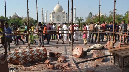 Vue du Taj Mahal depuis la Porte royale dont un pilier s'est effondré, à Agra, en Inde, le 12 avril 2018. (AFP)