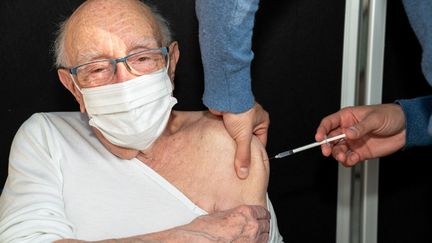 Un senior reçoit sa deuxième dose de rappel contre le Covid-19, à Champigny-sur-Marne (Val-de-Marne), le 24 mars 2022. (ALINE MORCILLO / HANS LUCAS / AFP)