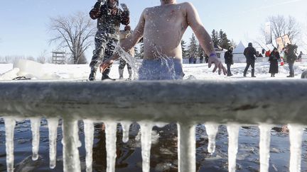 Un homme saute dans la rivi&egrave;re Ottawa (Canada), le 1er janvier 2014. (CHRIS WATTIE / REUTERS)