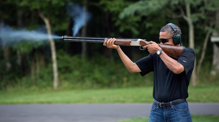 Photo de Barack Obama tirant au fusil &agrave; Camp David (Maryland, Etats-Unis)&nbsp;diffus&eacute;e par la Maison Blanche le 2 f&eacute;vrier 2013. (EYEPRESS NEWS / AFP)