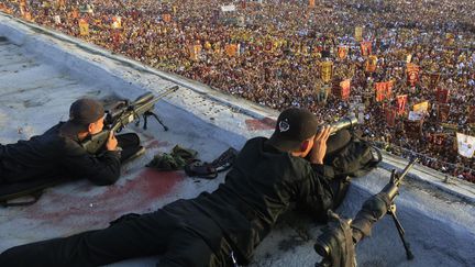 Des tireurs d'&eacute;lite de la police philippine surveillent la traditionnelle procession catholique du Nazar&eacute;en noir, &agrave; Manille (Philippines), le 9 janvier 2014. (ROMEO RANOCO / REUTERS)