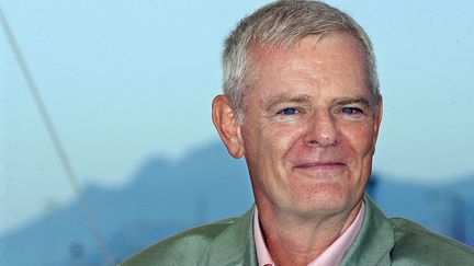 Le réalisateur américain Paul Morrissey sur une terrasse du Palais des festivals avant la projection hors compétition de ses films, le 17 mai 2002, lors du 55e Festival de Cannes. (OLIVIER LABAN-MATTEI / AFP)