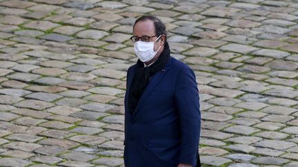 L'ancien président de la République François Hollande à Paris, le 26 novembre 2020. (LUDOVIC MARIN / AFP)