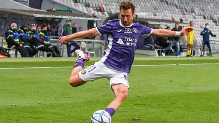 Brecht Dejaegere lors d'un match de Ligue 2 face à Pau, le 12 mai 2021&nbsp;au Stadium de&nbsp;Toulouse. (FRED SCHEIBER/SIPA)