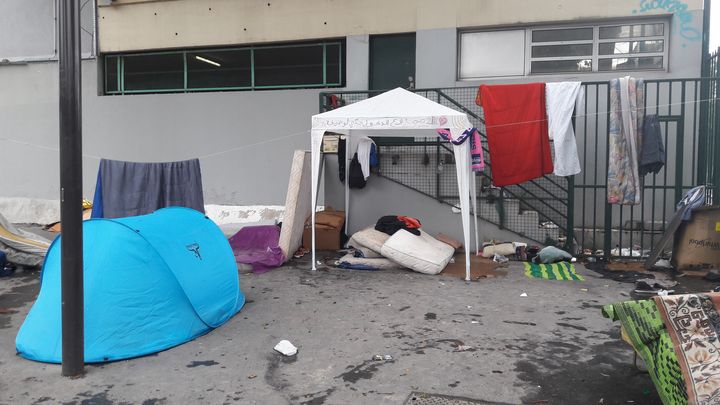 Les 1 500 migrants installés dans le quartier de la porte de la Chapelle vivent dans des conditions très difficiles.&nbsp; (GAELE JOLY / RADIO FRANCE)