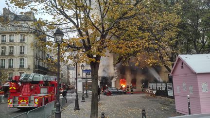 L'incendie de la librairie La Hune à Paris, le 16 novembre 2017. (YANN SCHREIBER / RADIO FRANCE)