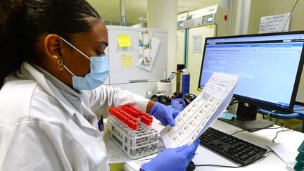 Une technicienne surveille des échantillons au pôle santé Léonard de Vinci à Chambray-les-Tours, le 30 octobre 2020. (JEAN-FRANCOIS MONIER / AFP)