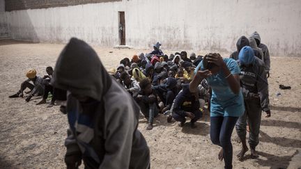 Des migrantes en situation irrégulière font la queue dans la cour d'une prison en Libye après avoir été "vendues" par une milice qui dirigeait un camp de détention dans l'ouest de la Libye en juin 2016.&nbsp; (NARCISO CONTRERAS / HANS LUCAS)