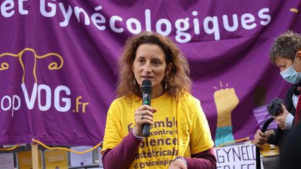 Sonia Bisch, porte-parole du collectif StopVOG lors d'une manifestation contre les violences gynécologiques devant l'hôpital Tenon à Paris, le 2 octobre 2021.&nbsp; (OLIVIER ARANDEL / MAXPPP)