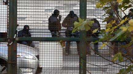 Les membres de la police du RAID interviennent à Saint-Denis en centre ville le 18 novembre 2015. (ERIC FEFERBERG / AFP)