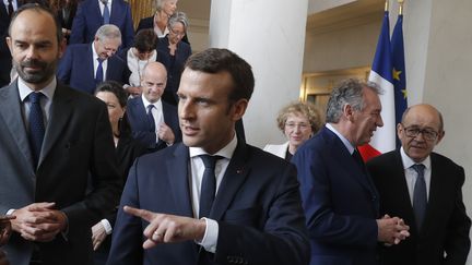 Edouard Philippe et Emmanuel Macron, après la "photo de famille" du gouvernement&nbsp;à l'Elysée, à Paris, le 18 mai 2017.&nbsp; (PHILIPPE WOJAZER / AFP)