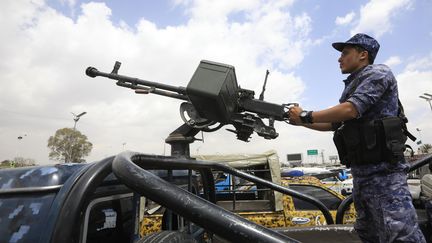 Un soldat houthi à Sanaa, la capitale du Yémen, le 10 mars 2024. (YAHYA ARHAB / EPA / MAXPPP)