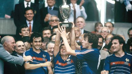 Victorieux de l'Espagne en finale de l'Euro 84, les Français Michel Platitni, Alain Giresse, Luis Fernandez et Bruno Bellone brandissent le trophée au Parc des Princes à Paris, le 27 juin 1984. (LEHR / SIPA)