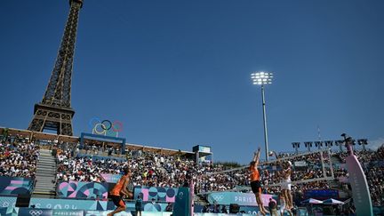 La Tour Eiffel observe les joueurs de beach-volley néerlandais et espagnols le 29 juillet 2024. (MAURO PIMENTEL / AFP)