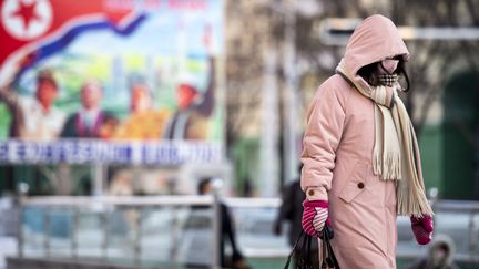 Une femme dans les rues de Pyongyang (Corée du Nord), le 23 décembre 2022. (KIM WON JIN / AFP)