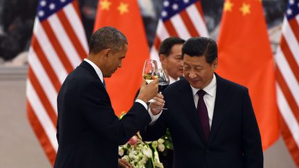 Les pr&eacute;sidents am&eacute;ricain, Barack Obama, et chinois, Xi Jinping, portent un toast lors du banquet final&nbsp;du sommet pour la coop&eacute;ration &eacute;conomique en Asie-Pacifique (Apec), le 12 novembre 2014 &agrave; P&eacute;kin (Chine).&nbsp; (GREG BAKER / AFP)