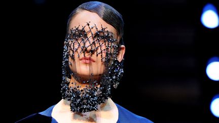 Dans la s&eacute;rie on-cache-son-visage-cet-hiver, on demande les voiles de Giorgio Armani, &agrave; mi-chemin entre une veuve noire richissime et Hannibal Lecter. (PASCAL LE SEGRETAIN / GETTY IMAGES)