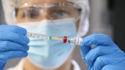 Une seringue et une dose de vaccin contre la Covid-19. (JEAN-FRANCOIS FREY / MAXPPP)