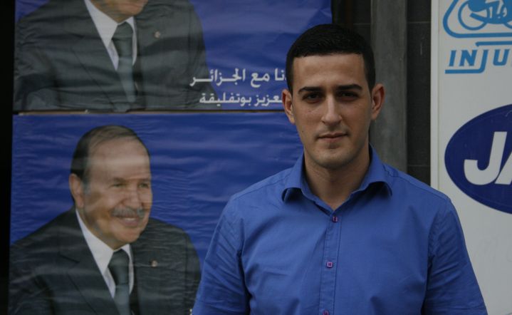 Adel Bouchenine, 26 ans, militant pro-Bouteflika, le 12 avril 2014, &agrave; Alger. (GAEL COGNE / FRANCETV INFO)