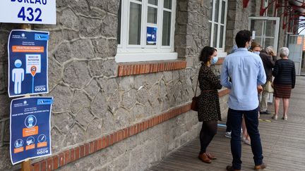 Des votants font la queue pour voter aux élections municipales 2020 à Nantes (Loire-Atlantique), le 28 juin 2020.&nbsp; (ESTELLE RUIZ / NURPHOTO / AFP)