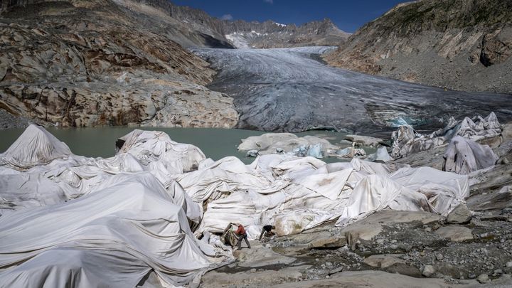 Installation de mousse isolante pour éviter que le glacier du Rhône ne fonde davantage, le 24 août 2023. (FABRICE COFFRINI / AFP)