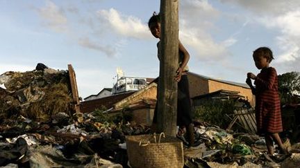 Deux enfants récoltant des matériaux dans un dépotoir à Antananarivo, capitale de Madagascar, le 19-3-2009. (Reuters - Siphiwe Sibeko)