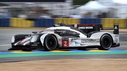 La Porsche 919 Hybrid numéro 2 conduite par le Suisse Neel Jani le 19 juin 2016 au Mans (Sarthe). (JEAN-SEBASTIEN EVRARD / AFP)