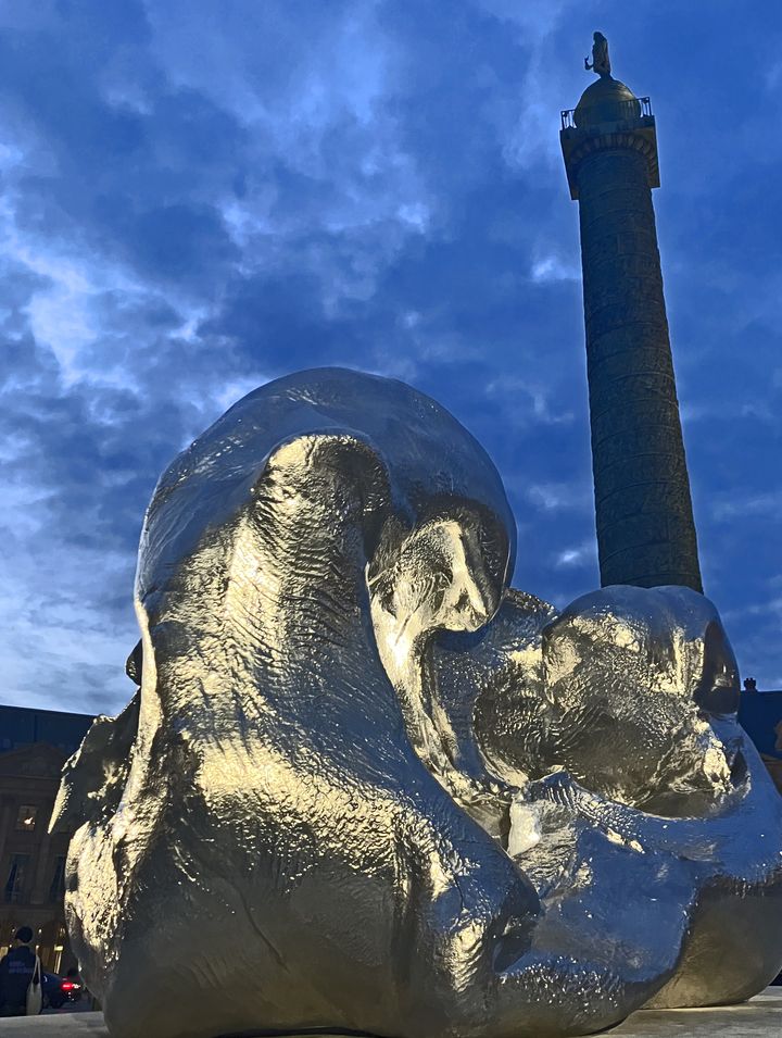 "Wave", œuvre de Urs Fischer, exposée pendant Paris+ sur la place Vendôme. (CHRISTOPHE AIRAUD)