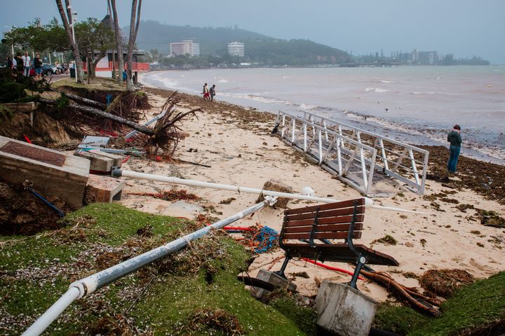 La dépression tropicale Lucas a fait d'importants dégâts matériels à Nouméa, en Nouvelle-Calédonie, le 3 février 2021. (DELPHINE MAYEUR / HANS LUCAS / AFP)