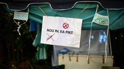 Une pancarte devant le CHU de&nbsp;Pointe-a-Pitre contre l'obligation vaccinale contre le Covid-19 le 26 novembre 2021. (CHRISTOPHE ARCHAMBAULT / AFP)