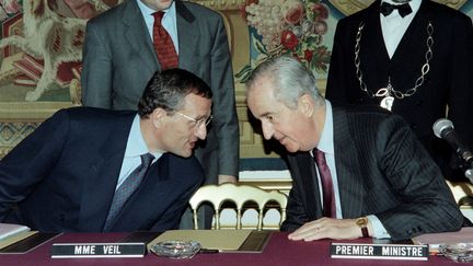 Edouard Balladur et&nbsp;François Léotard, le 15 novembre 1994 à Paris. (PATRICK KOVARIK / AFP)