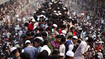 Des musulmans rentrent chez eux en train apr&egrave;s trois jours de pri&egrave;res sur les bords de la rivi&egrave;re Turag (Bangladesh), le 20 janvier 2013. (MAXPPP)