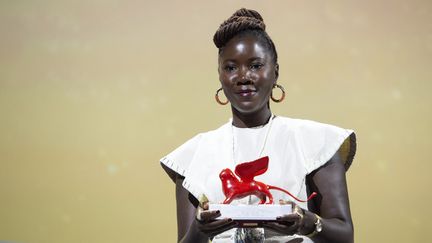 La réalisatrice française Alice Diop pose avec ses deux récompenses lors de la Mostra de Venise,(Italie), le 10 septembre 2022.&nbsp; (STRINGER / ANADOLU AGENCY / AFP)