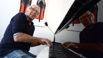 Le chanteur de Cookie Dingler au piano chez lui à Strasbourg, septembre 2013
 (Patrick Hertzog / AFP)