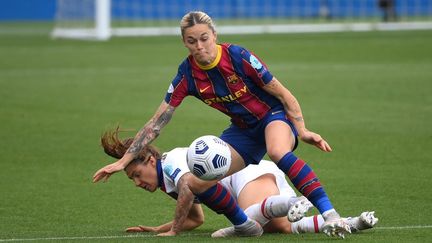 Maria Leon (Barcelone) et Ramona Bachmann (PSG), lors du match retour de la demi-finale de la Ligue des champions, le 2 mai 2021. (LLUIS GENE / AFP)