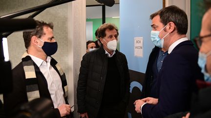 Le ministre de la Santé, Olivier Véran (à droite), le 4 janvier 2021&nbsp;devant l'Hôtel-Dieu, à Paris. (MARTIN BUREAU / AFP)