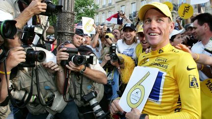 Le cycliste Lance Armstrong&nbsp;a gagn&eacute; pour la 6e fois le Tour de France, le 25 juillet 2004. (ERIC GAILLARD / REUTERS)