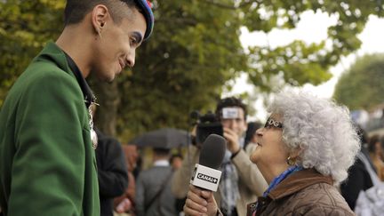 Lucienne Moreau lors d'une interview pour "Le Petit Journal" à la sortie du défilé Christian Dior printemps-été 2011 à Paris, le 1er octobre 2010. (ETIENNE LAURENT / AFP)