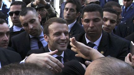 Alger : Macron interpellé sur la colonisation